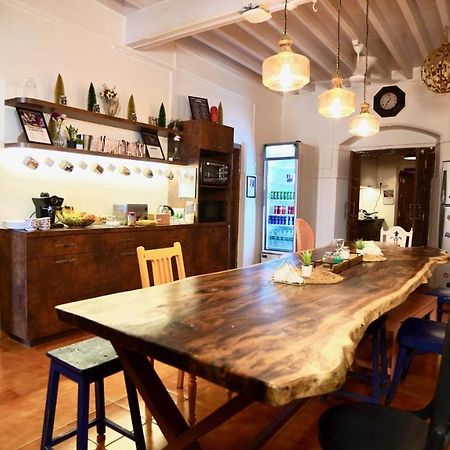 Gosolo Stays Bandra Hostel ムンバイ エクステリア 写真