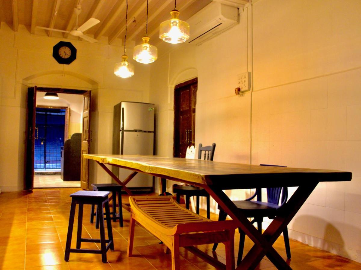 Gosolo Stays Bandra Hostel ムンバイ エクステリア 写真
