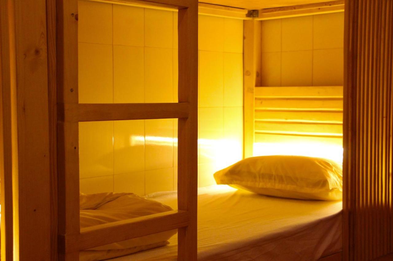 Gosolo Stays Bandra Hostel ムンバイ エクステリア 写真