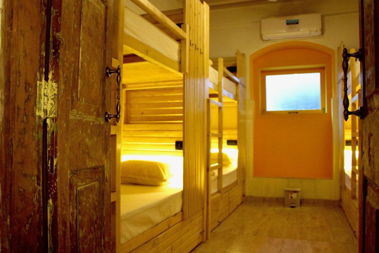 Gosolo Stays Bandra Hostel ムンバイ エクステリア 写真