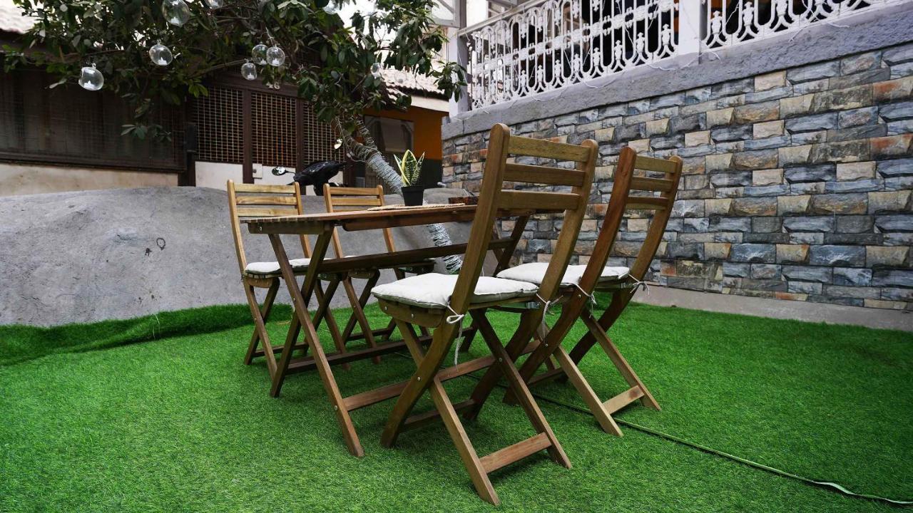 Gosolo Stays Bandra Hostel ムンバイ エクステリア 写真