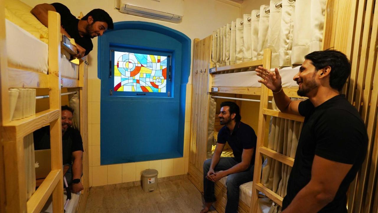 Gosolo Stays Bandra Hostel ムンバイ エクステリア 写真