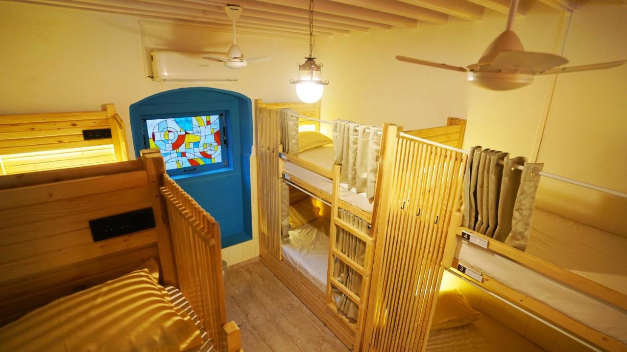 Gosolo Stays Bandra Hostel ムンバイ エクステリア 写真