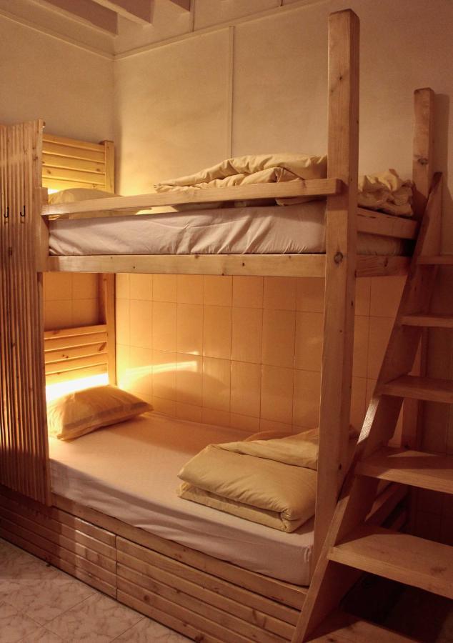 Gosolo Stays Bandra Hostel ムンバイ エクステリア 写真