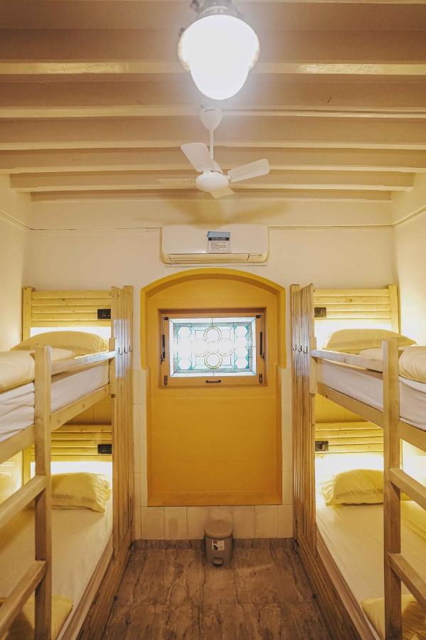 Gosolo Stays Bandra Hostel ムンバイ エクステリア 写真