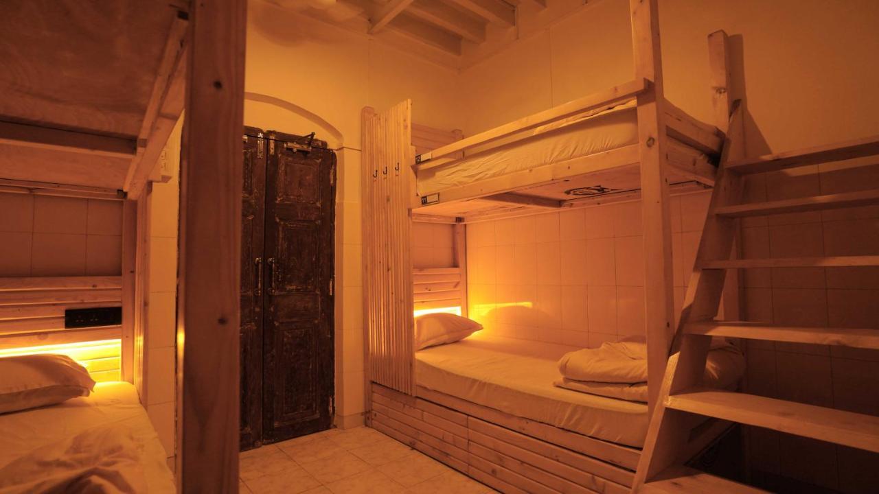 Gosolo Stays Bandra Hostel ムンバイ エクステリア 写真