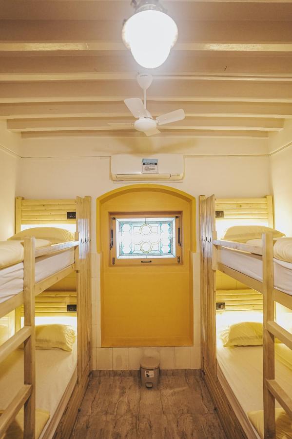 Gosolo Stays Bandra Hostel ムンバイ エクステリア 写真